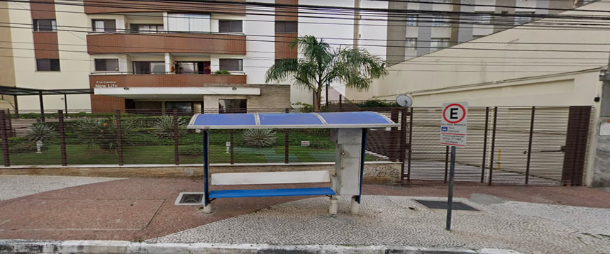 Quatro minutos apé até o Ponto de Taxi Frei Caneca